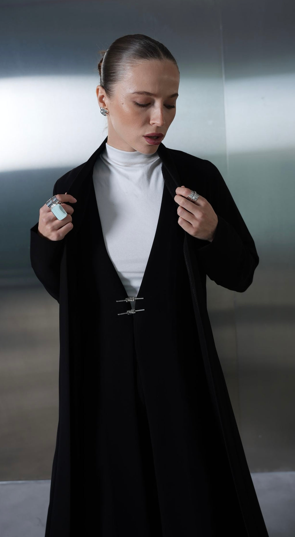 Noir Pin Closure Abaya