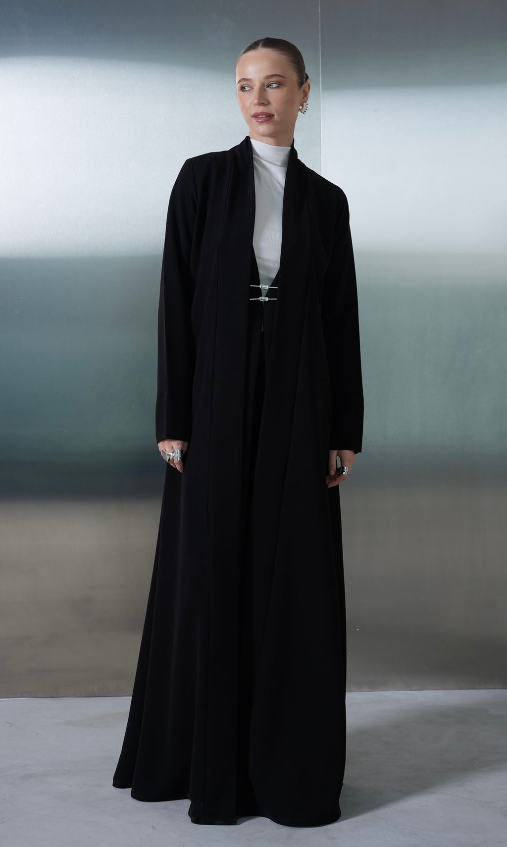 Noir Pin Closure Abaya
