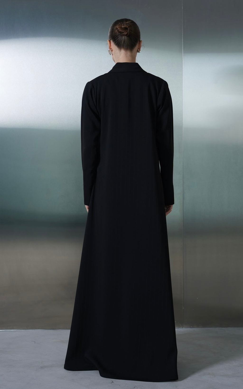 Noir Pin Closure Abaya