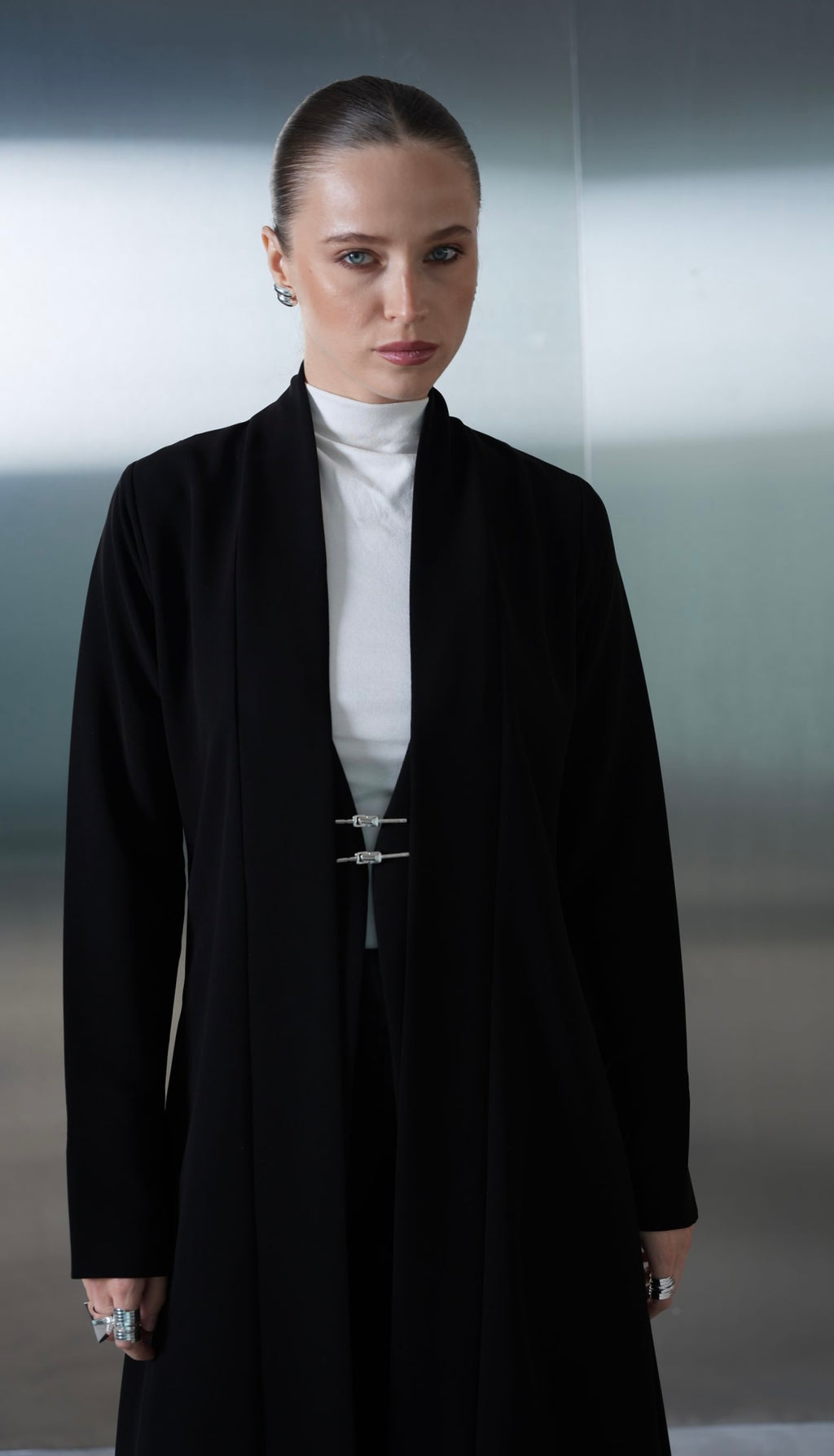Noir Pin Closure Abaya