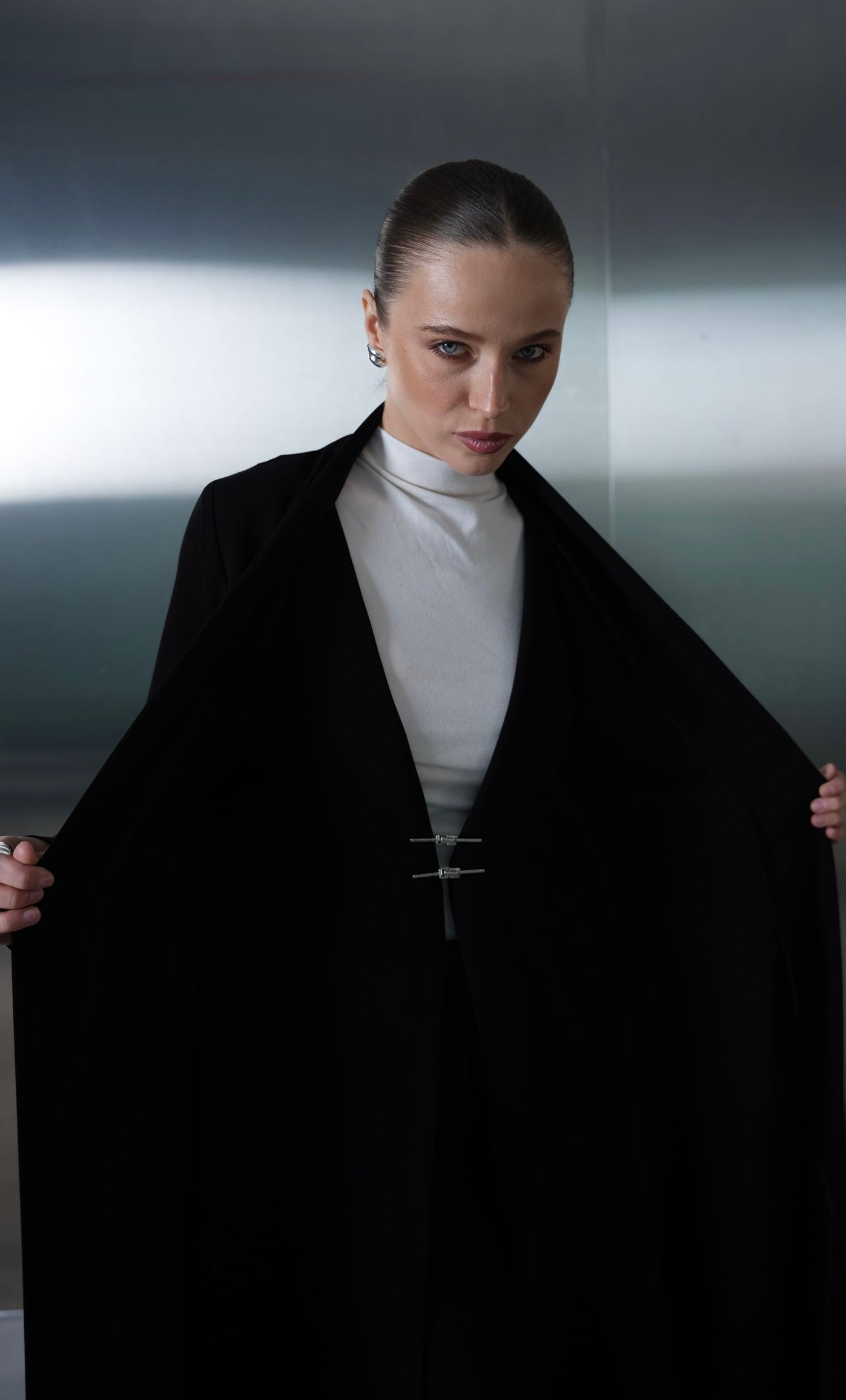 Noir Pin Closure Abaya
