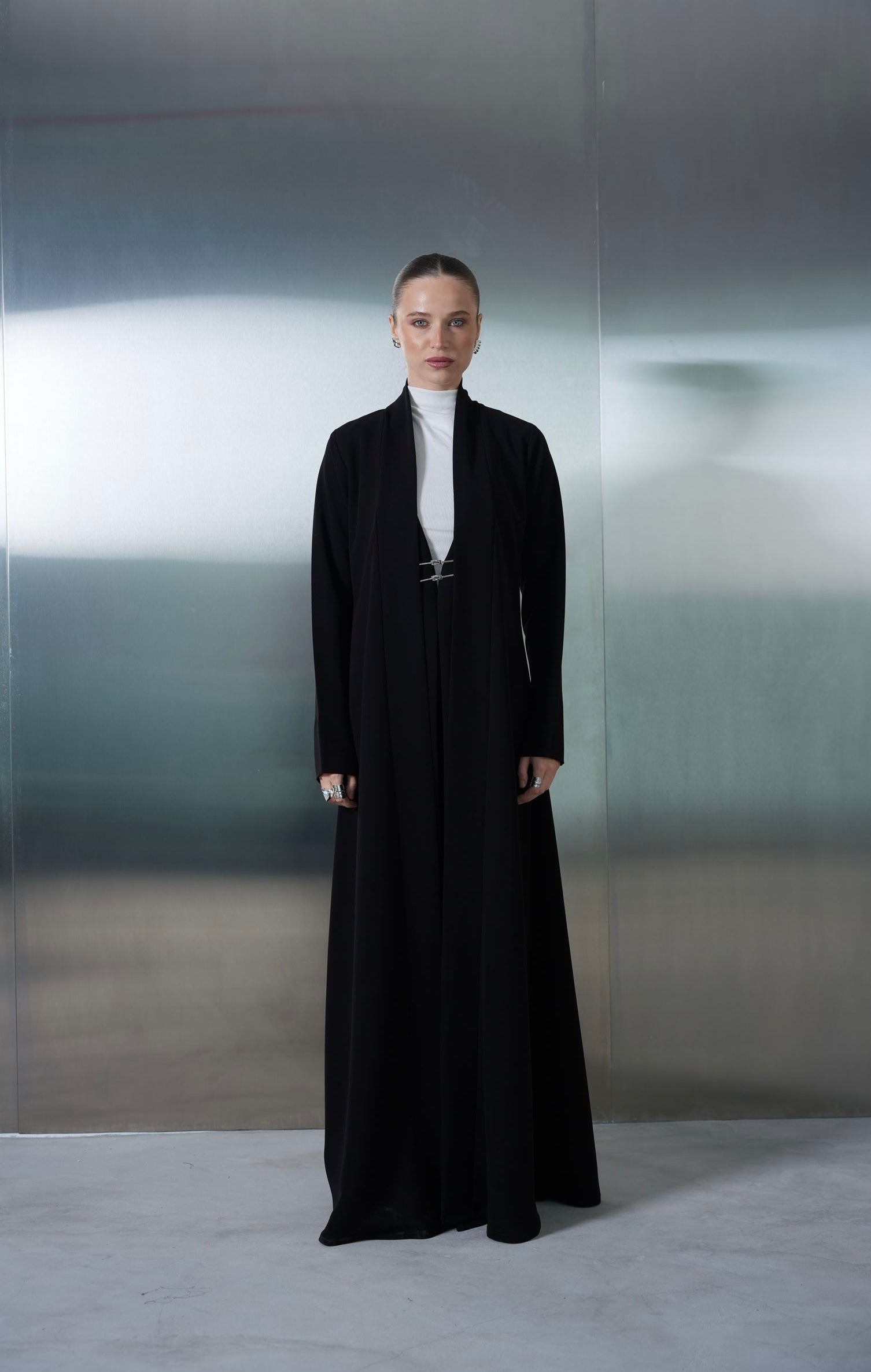 Noir Pin Closure Abaya