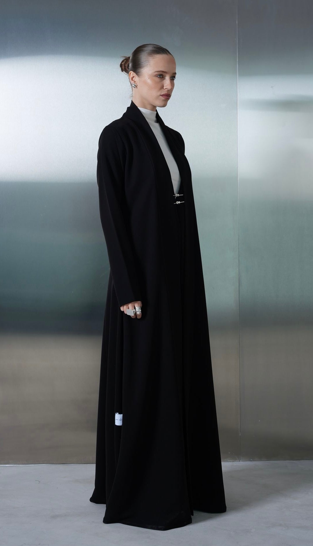 Noir Pin Closure Abaya