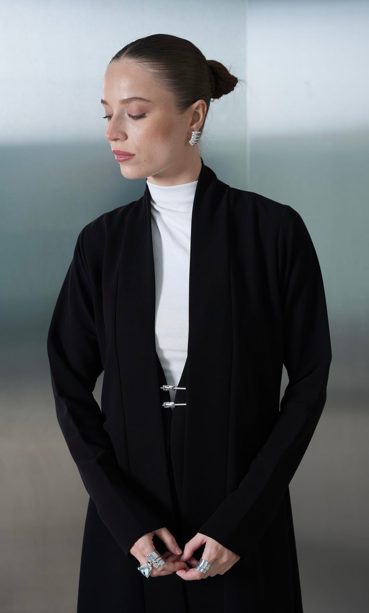 Noir Pin Closure Abaya